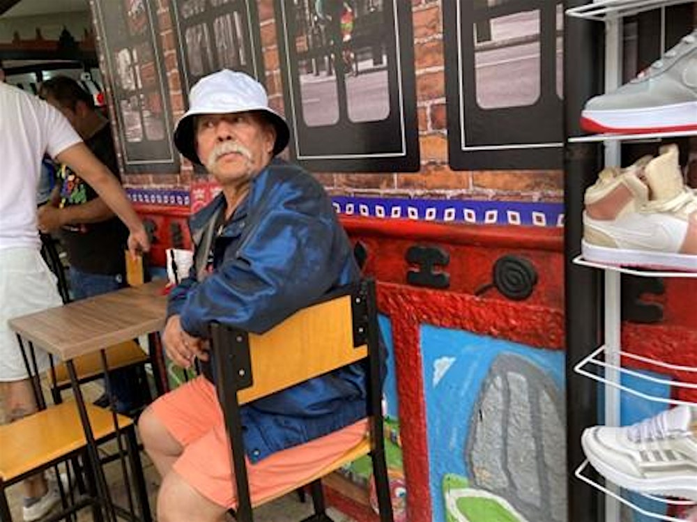 distance = √ a2 + b2 Street photography from Colombia, Chile and Aotearoa.