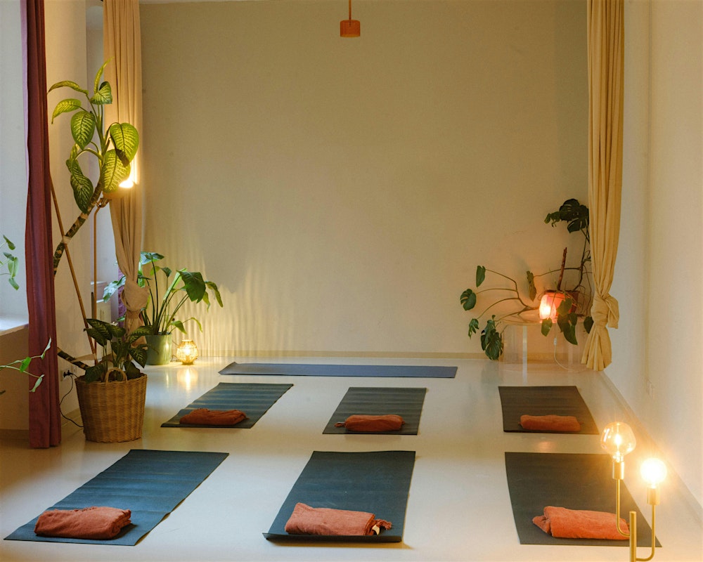 FRIDAY BREATHWORK: BREATHE OUT THE WEEK with our psychologist Roxana