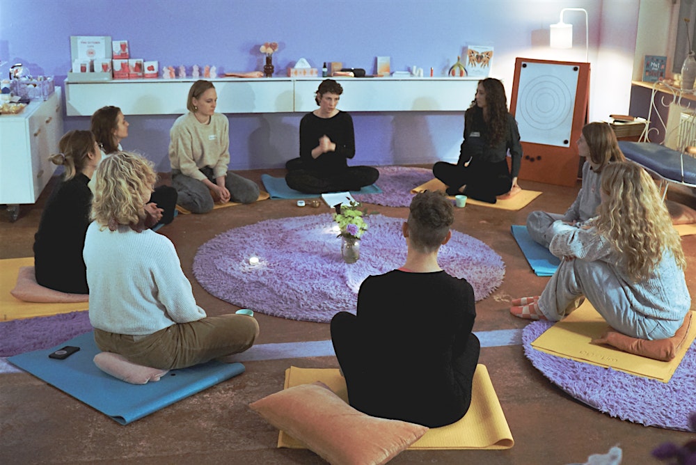 FLINTA+ Kreis: Feministischer Coaching Abend für Selbstfürsorge & Community