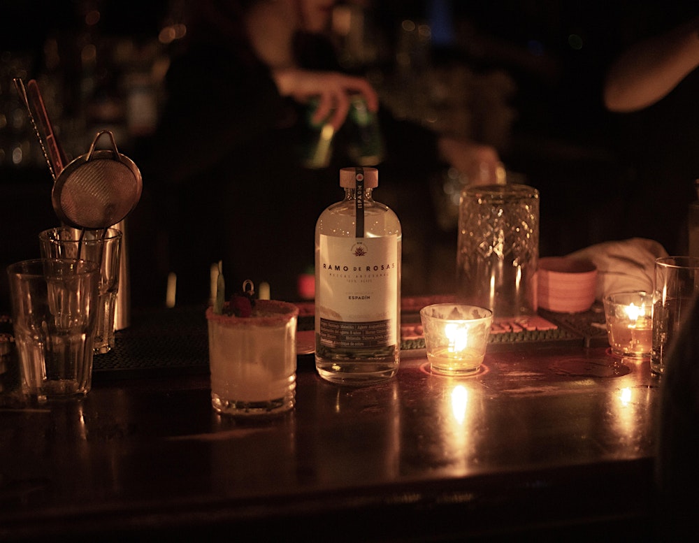 MEZCAL LAB CON BOMBONES ARTESANOS