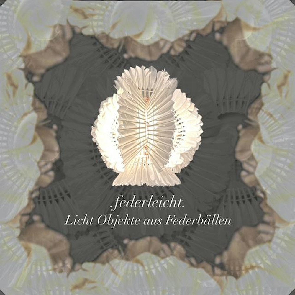 Federleicht: Licht trifft Federn.