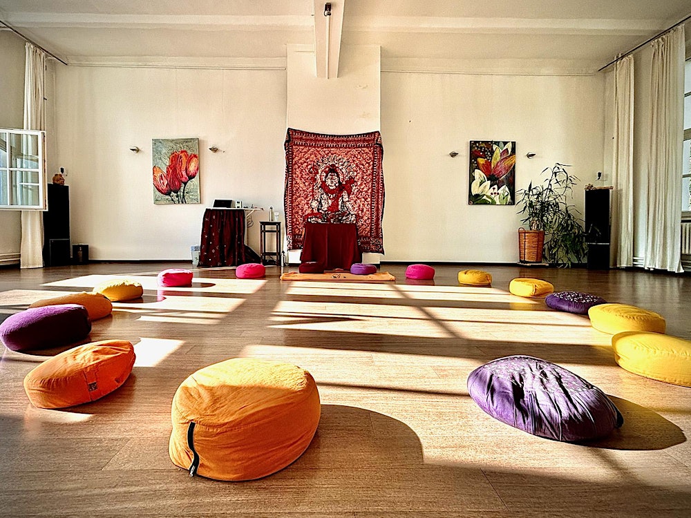 Offener Tantra-Abend: Das Herzchakra – Offenheit, Verbindung und  Wärme